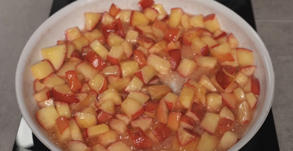 Babiččina vláčná a nadýchaná bábovka s karamelizovanými jablky – ideální pro rodinné posezení