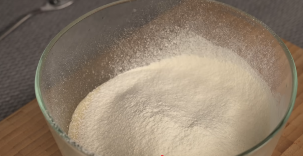 Babiččina vláčná a nadýchaná bábovka s karamelizovanými jablky – ideální pro rodinné posezení