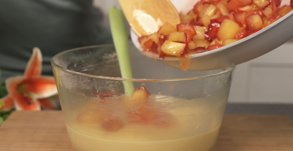 Babiččina vláčná a nadýchaná bábovka s karamelizovanými jablky – ideální pro rodinné posezení