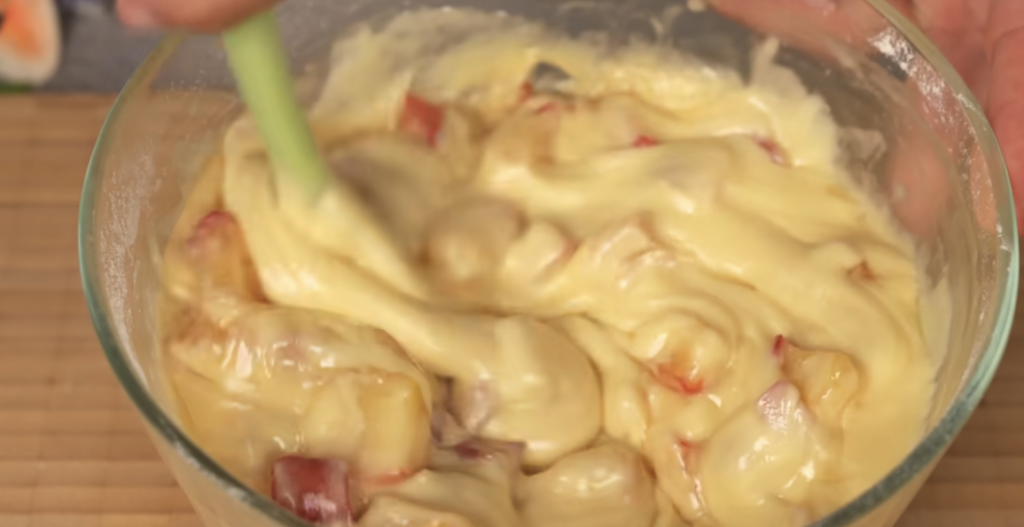 Babiččina vláčná a nadýchaná bábovka s karamelizovanými jablky – ideální pro rodinné posezení