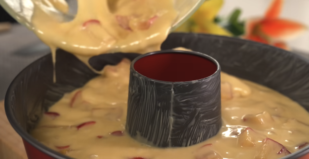 Babiččina vláčná a nadýchaná bábovka s karamelizovanými jablky – ideální pro rodinné posezení