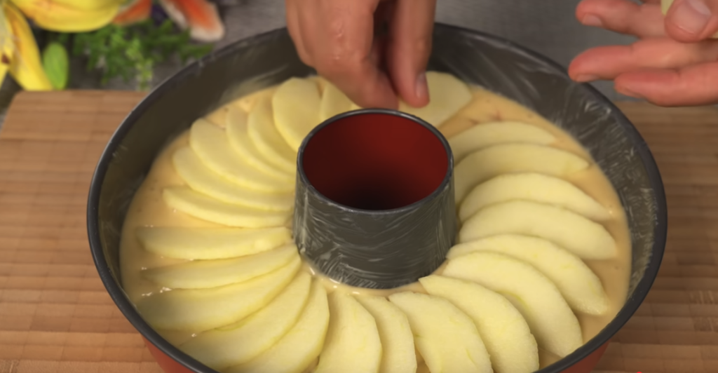 Babiččina vláčná a nadýchaná bábovka s karamelizovanými jablky – ideální pro rodinné posezení