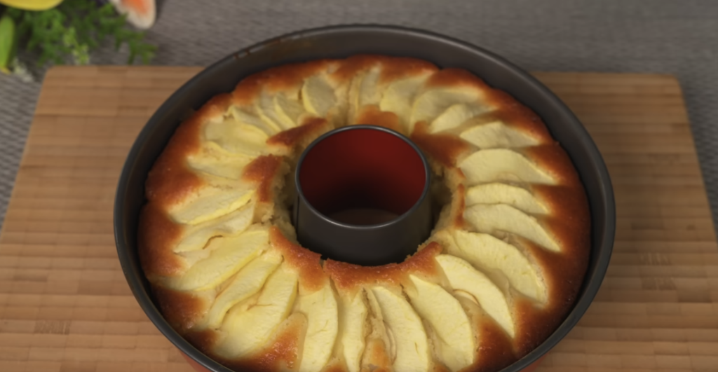 Babiččina vláčná a nadýchaná bábovka s karamelizovanými jablky – ideální pro rodinné posezení