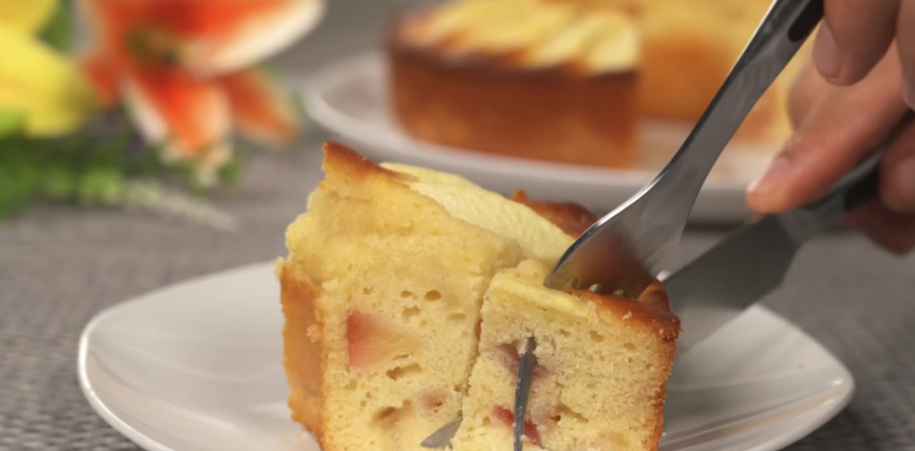 Babiččina vláčná a nadýchaná bábovka s karamelizovanými jablky – ideální pro rodinné posezení