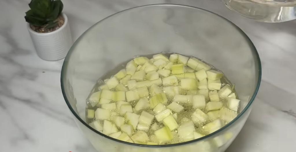Salát z cukety se smetanovou zálivkou, koprem, sýrem a vlašskými ořechy