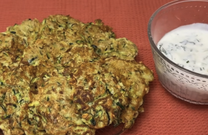 Cuketové placičky s ovesnými vločkami a jogurtovým dipem – zdravý a rychlý recept Zdravé cuketové placičky s ovesnými vločkami a jogurtovo-okurkovým dipem