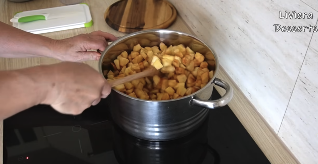 Domácí jablečný koláč s křupavou ořechovou vrstvou – vláčný a voňavý moučník