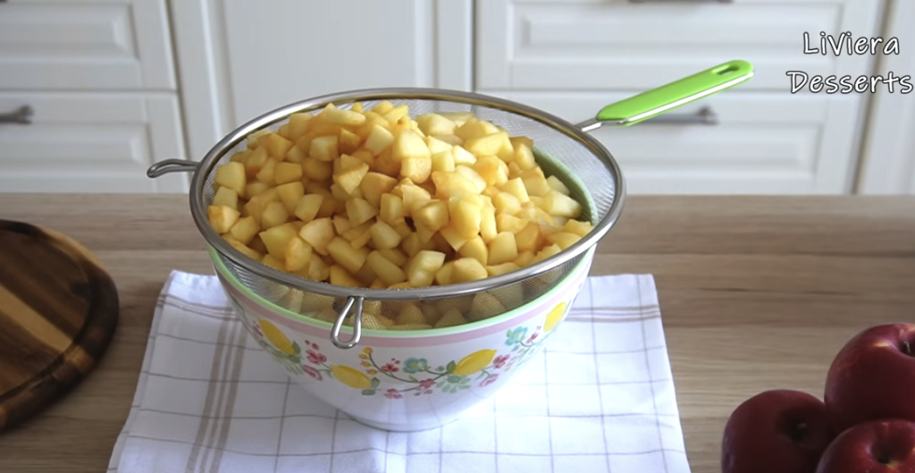 Domácí jablečný koláč s křupavou ořechovou vrstvou – vláčný a voňavý moučník