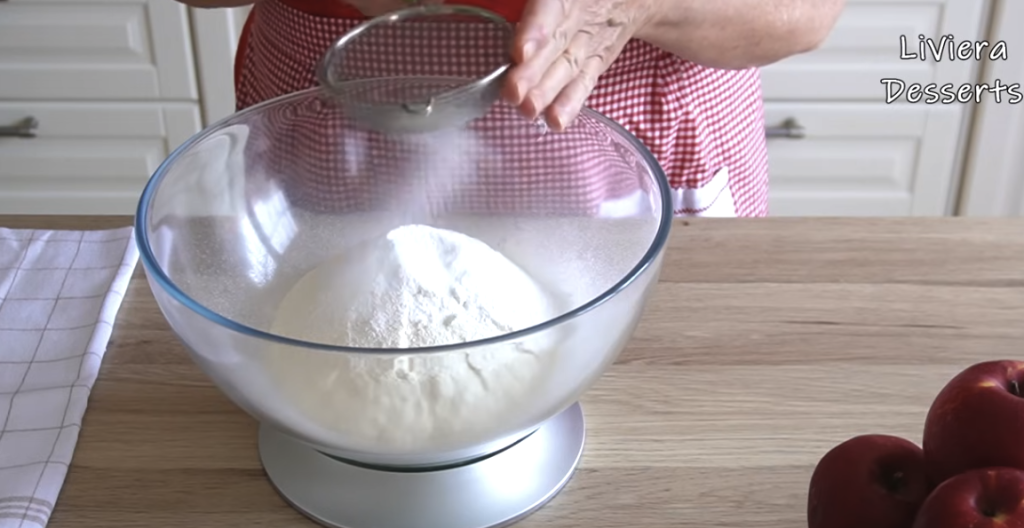 Domácí jablečný koláč s křupavou ořechovou vrstvou – vláčný a voňavý moučník