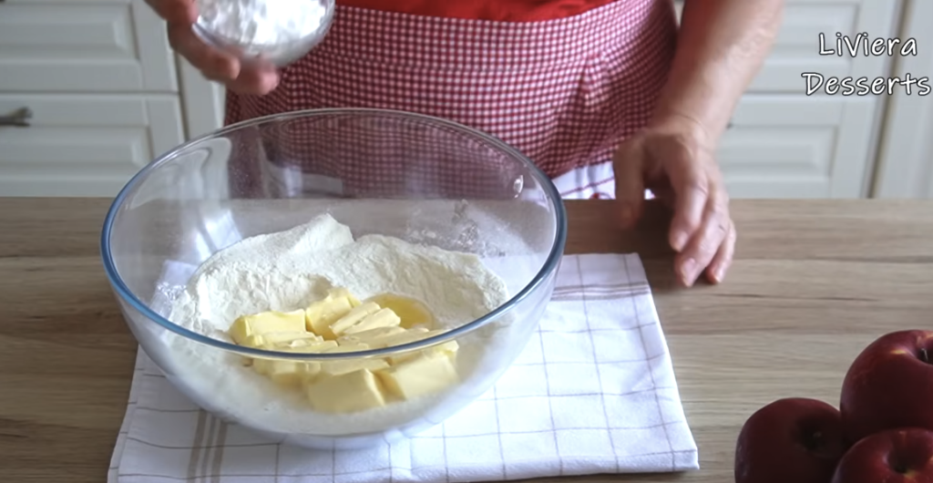 Domácí jablečný koláč s křupavou ořechovou vrstvou – vláčný a voňavý moučník