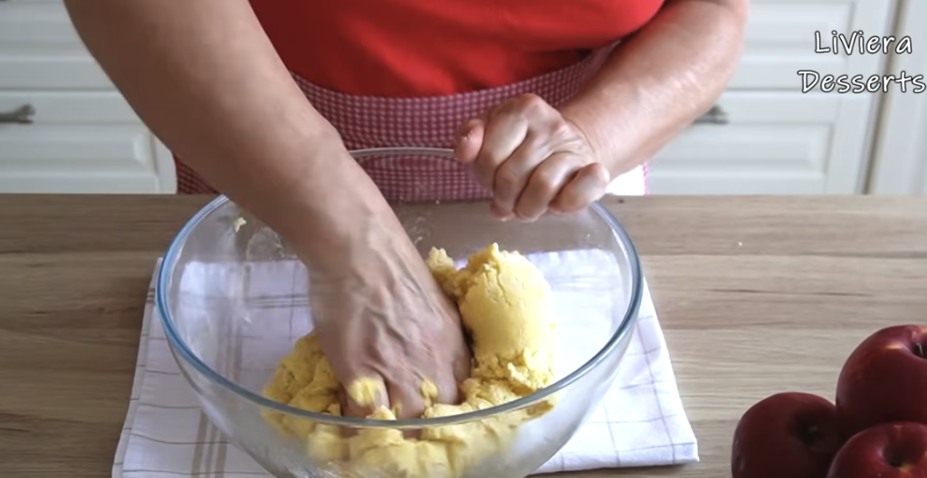 Domácí jablečný koláč s křupavou ořechovou vrstvou – vláčný a voňavý moučník