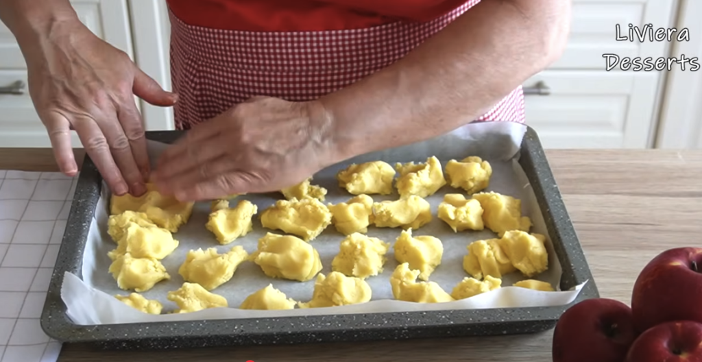 Domácí jablečný koláč s křupavou ořechovou vrstvou – vláčný a voňavý moučník