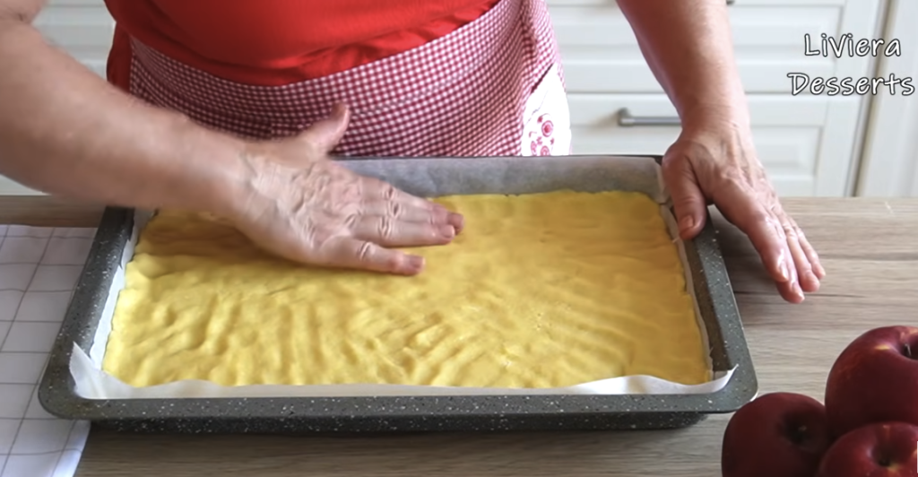 Domácí jablečný koláč s křupavou ořechovou vrstvou – vláčný a voňavý moučník