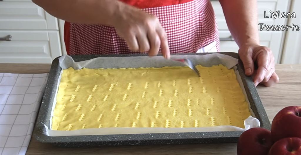 Domácí jablečný koláč s křupavou ořechovou vrstvou – vláčný a voňavý moučník