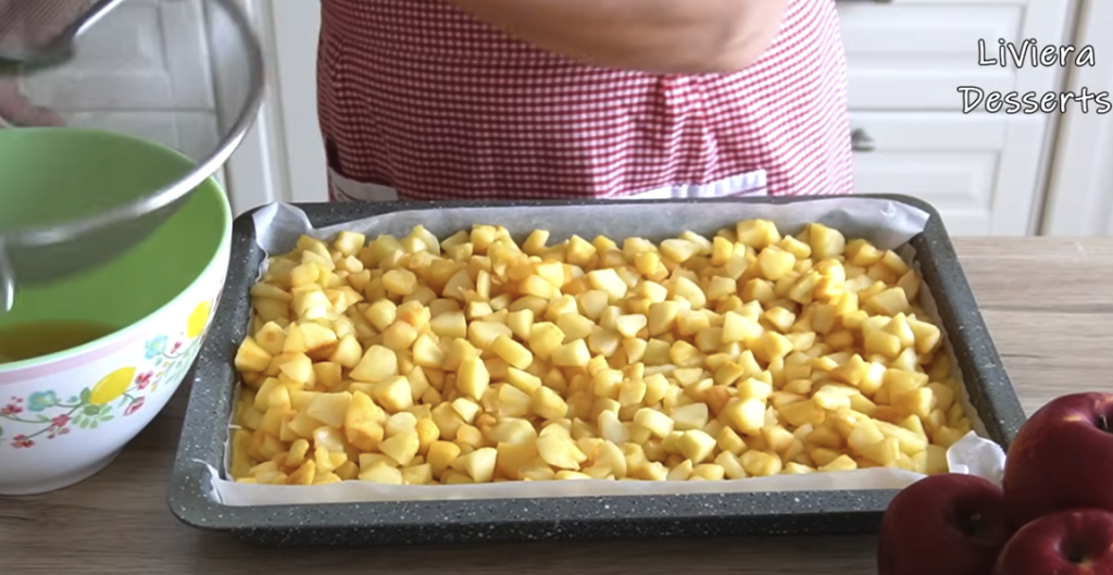 Domácí jablečný koláč s křupavou ořechovou vrstvou – vláčný a voňavý moučník