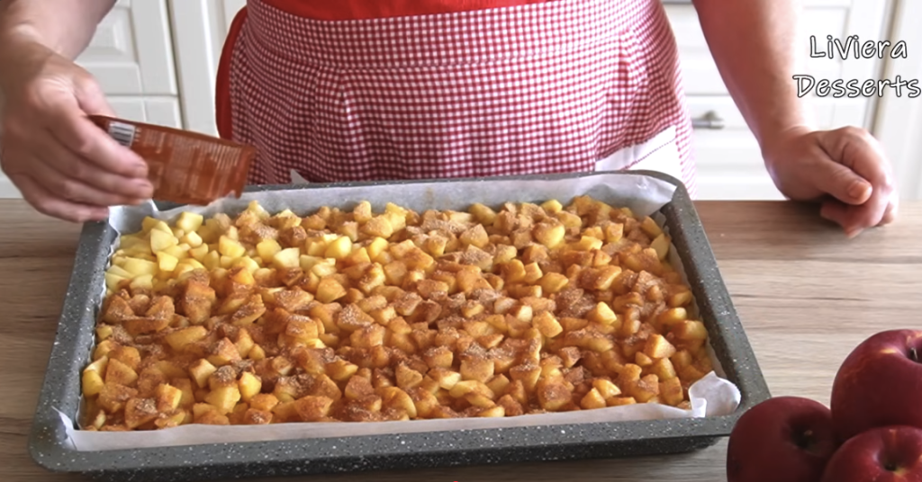 Domácí jablečný koláč s křupavou ořechovou vrstvou – vláčný a voňavý moučník