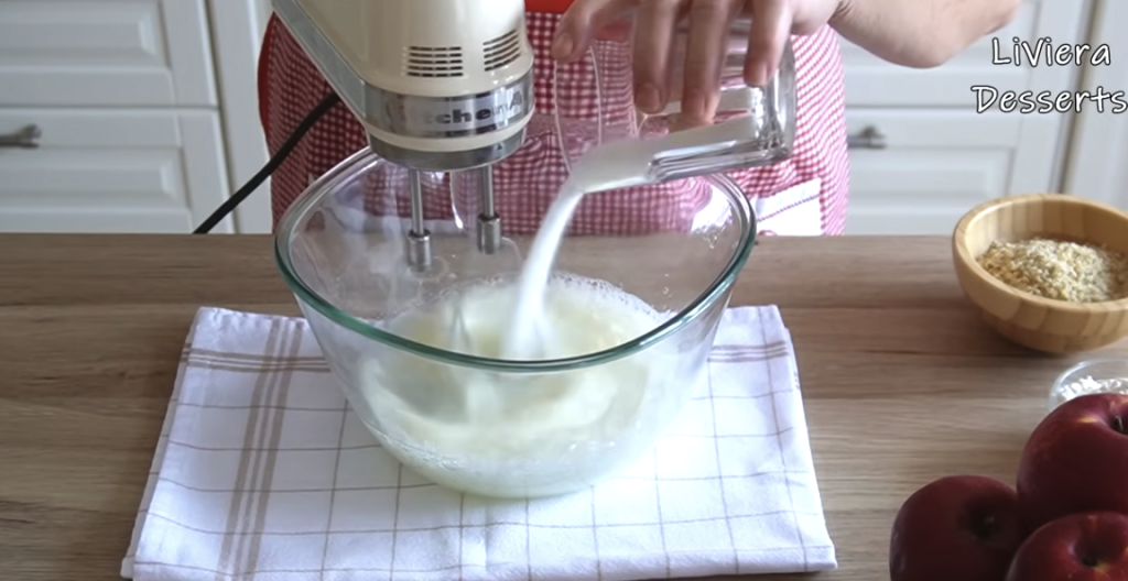 Domácí jablečný koláč s křupavou ořechovou vrstvou – vláčný a voňavý moučník