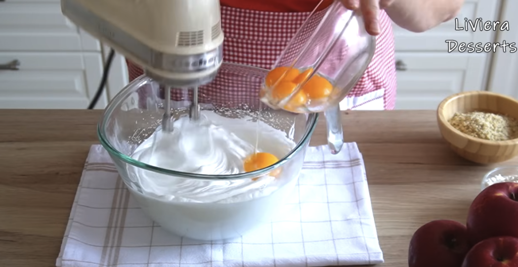 Domácí jablečný koláč s křupavou ořechovou vrstvou – vláčný a voňavý moučník