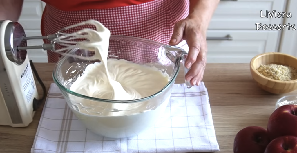 Domácí jablečný koláč s křupavou ořechovou vrstvou – vláčný a voňavý moučník