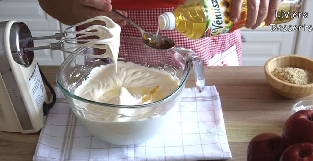 Domácí jablečný koláč s křupavou ořechovou vrstvou – vláčný a voňavý moučník