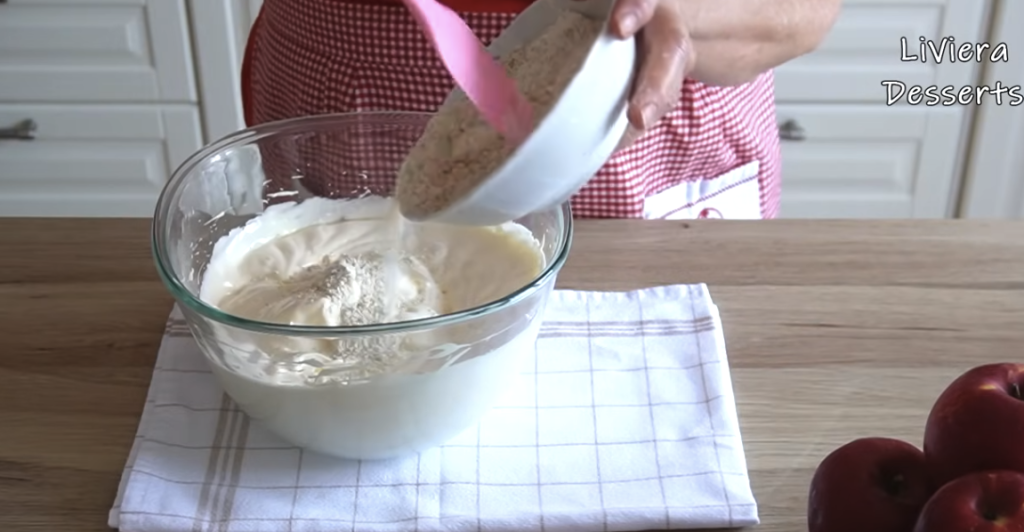 Domácí jablečný koláč s křupavou ořechovou vrstvou – vláčný a voňavý moučník