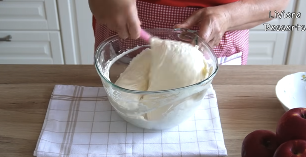 Domácí jablečný koláč s křupavou ořechovou vrstvou – vláčný a voňavý moučník