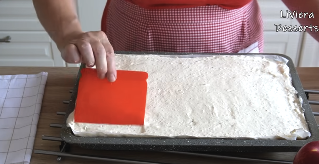 Domácí jablečný koláč s křupavou ořechovou vrstvou – vláčný a voňavý moučník