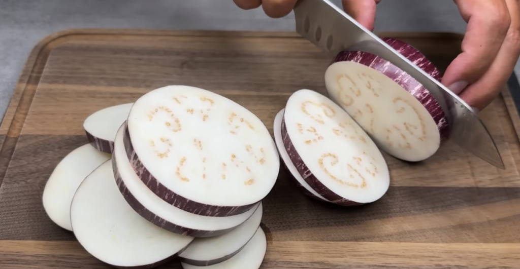 Vegetariánské mini pizzy z lilku s rajčaty, parmazánem a bazalkou – zdravá a chutná alternativa klasické pizzy