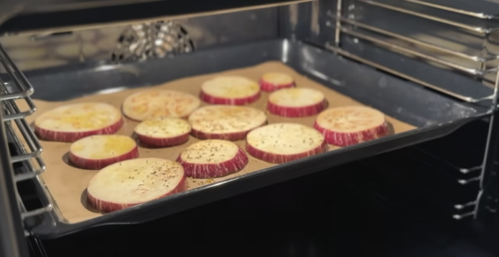 Vegetariánské mini pizzy z lilku s rajčaty, parmazánem a bazalkou – zdravá a chutná alternativa klasické pizzy