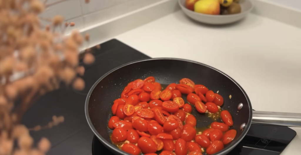 Vegetariánské mini pizzy z lilku s rajčaty, parmazánem a bazalkou – zdravá a chutná alternativa klasické pizzy