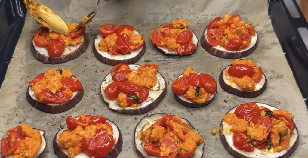Vegetariánské mini pizzy z lilku s rajčaty, parmazánem a bazalkou – zdravá a chutná alternativa klasické pizzy