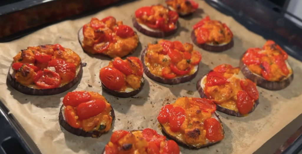 Vegetariánské mini pizzy z lilku s rajčaty, parmazánem a bazalkou – zdravá a chutná alternativa klasické pizzy