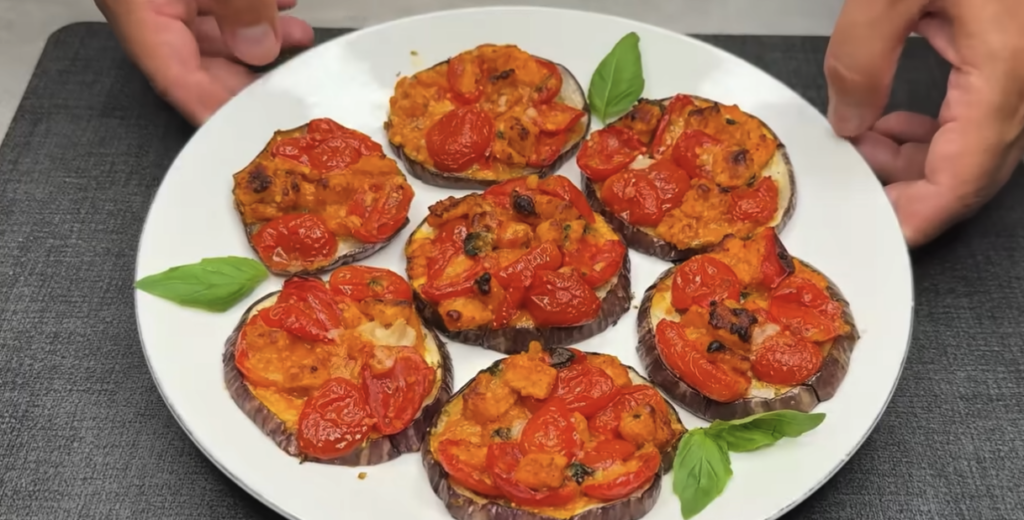 Vegetariánské mini pizzy z lilku s rajčaty, parmazánem a bazalkou – zdravá a chutná alternativa klasické pizzy