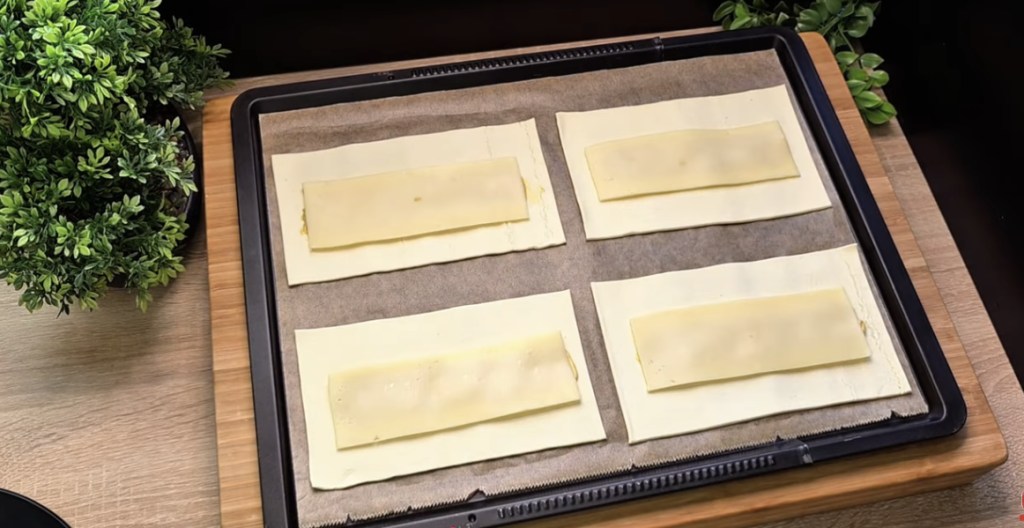 Párky v listovém těstě se sýrem a hořčicí – jednoduchý recept na hot-dogyí