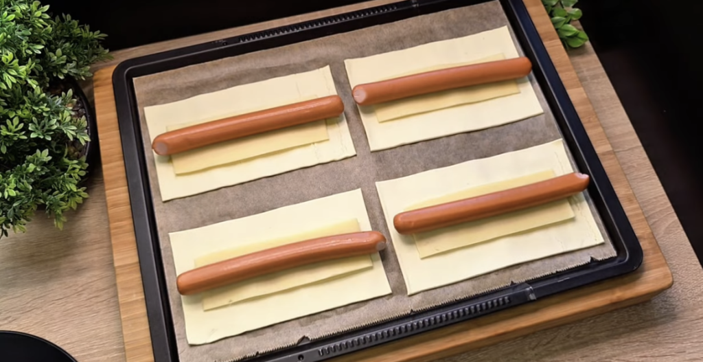 Párky v listovém těstě se sýrem a hořčicí – jednoduchý recept na hot-dogy