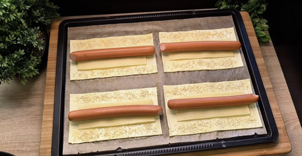 Párky v listovém těstě se sýrem a hořčicí – jednoduchý recept na hot-dogy