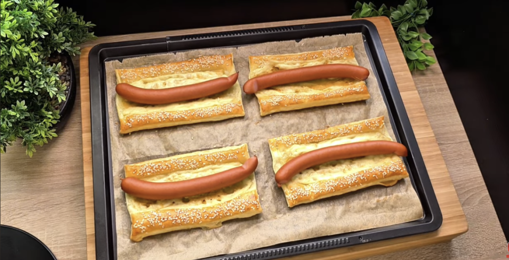 Párky v listovém těstě se sýrem a hořčicí – jednoduchý recept na hot-dogy