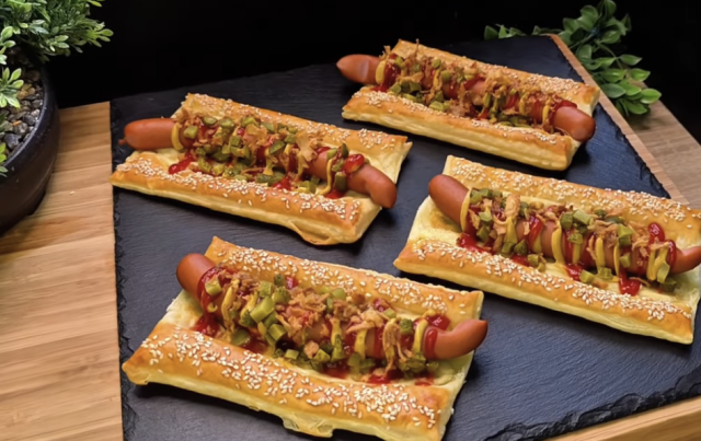 Párky v listovém těstě se sýrem a hořčicí – jednoduchý recept na hot-dogy Párky v listovém těstě se sýrem a hořčicí – jednoduchý recept na hot-dogy