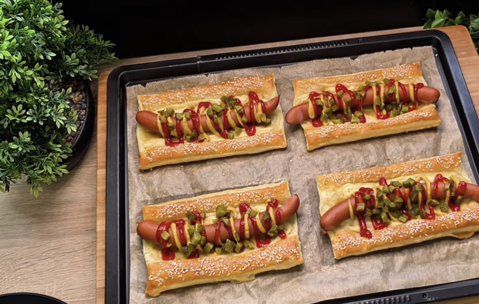 Párky v listovém těstě se sýrem a hořčicí – jednoduchý recept na hot-dogy