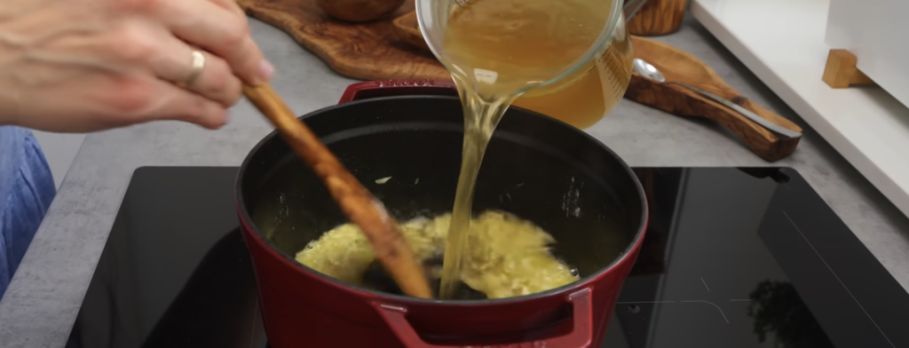 Francouzská krémová polévka Velouté z česneku – veganský krém plný jemné a lahodné chuti