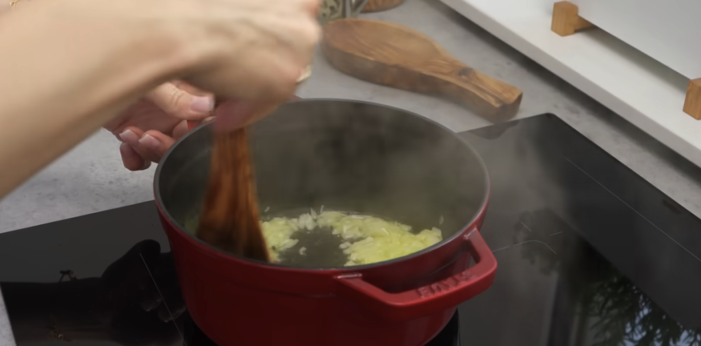 Francouzská krémová polévka Velouté z česneku – veganský krém plný jemné a lahodné chuti