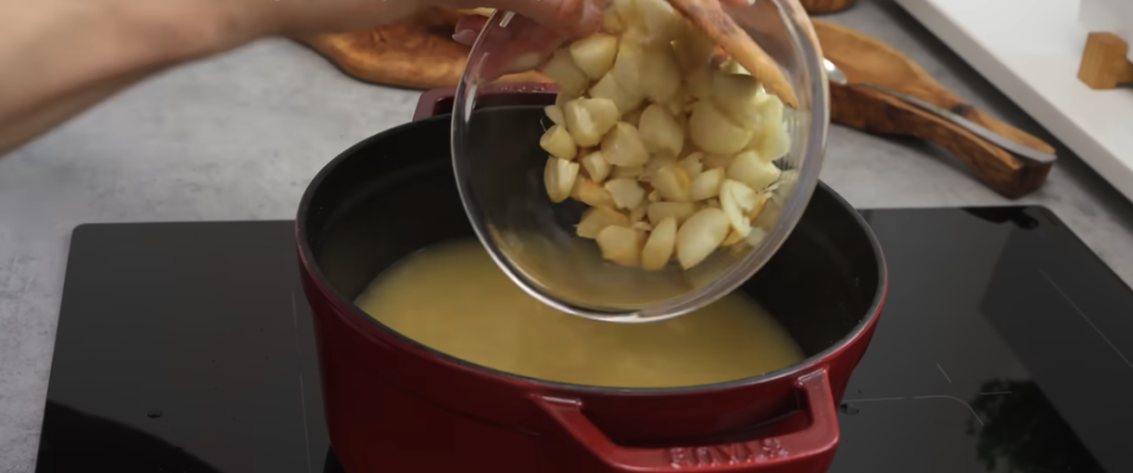 Francouzská krémová polévka Velouté z česneku – veganský krém plný jemné a lahodné chuti