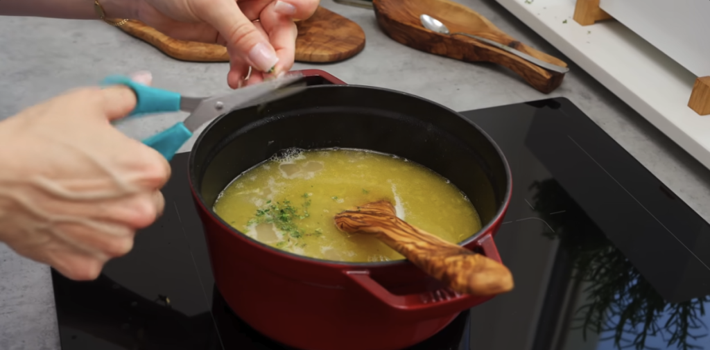 Francouzská krémová polévka Velouté z česneku – veganský krém plný jemné a lahodné chuti