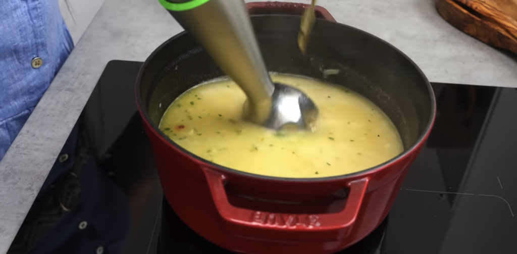 Francouzská krémová polévka Velouté z česneku – veganský krém plný jemné a lahodné chuti