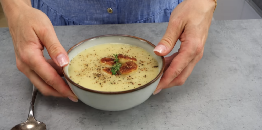 Francouzská česneková polévka Velouté – jemný veganský krém plný chuti