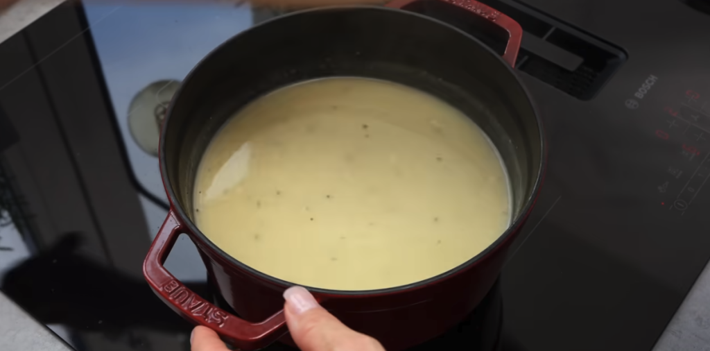 Francouzská česneková polévka Velouté – jemný veganský krém plný chuti