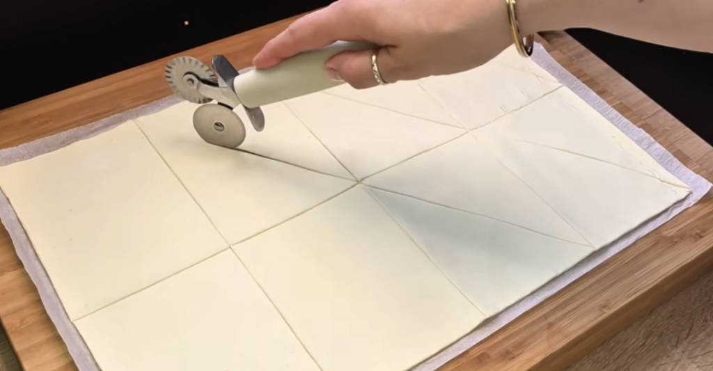 Křehké listové croissanty s Nutellou a lískovými oříšky – křupavý dezert během chvilky