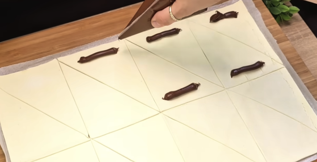 Křehké listové croissanty s Nutellou a lískovými oříšky – křupavý dezert během chvilky