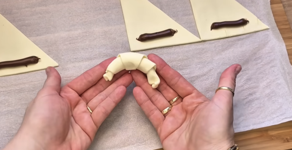 Křehké listové croissanty s Nutellou a lískovými oříšky – křupavý dezert během chvilky