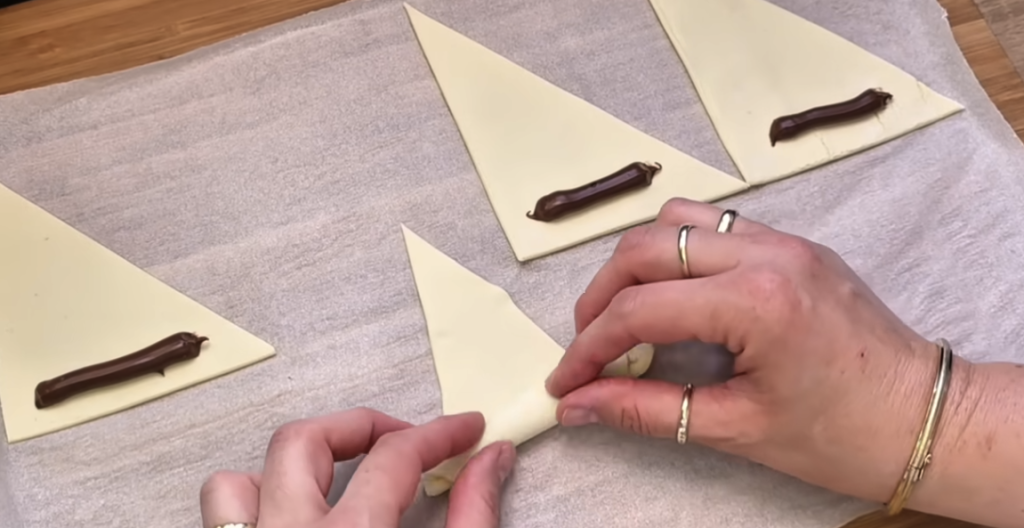 Křehké listové croissanty s Nutellou a lískovými oříšky – křupavý dezert během chvilky